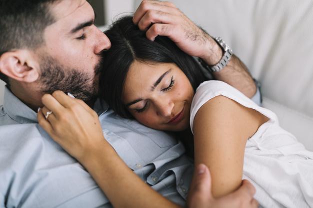 10 razones por las que un beso en la cabeza fortalece tu relación – Aprende cómo este gesto simple puede mejorar tu conexión emocional