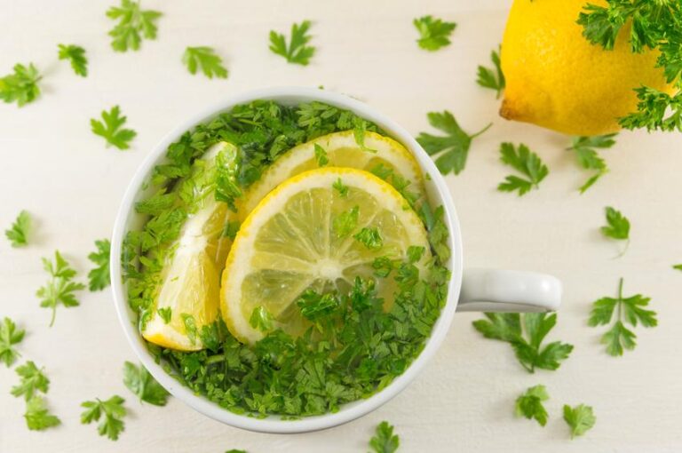 Aprende cómo el apio, perejil y limón pueden ayudarte a limpiar tu hígado de manera natural