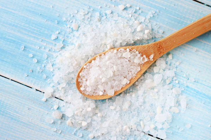 Aprende cómo rociar sal en la entrada de tu casa puede protegerte de las energías negativas