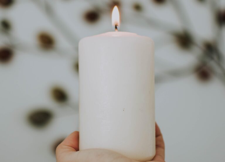 Aprende el poder de prender una vela blanca con el nombre de alguien y su significado