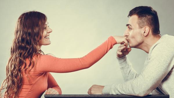 Aprende el significado detrás del gesto de besarte la mano un hombre