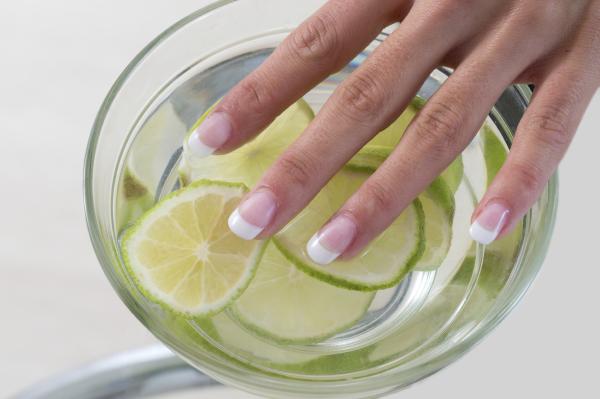 Aprende los sorprendentes beneficios de la combinación de leche y limón para el cuidado de tus uñas