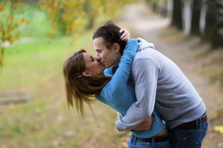 ¿Qué significa cuando un hombre te manda besos? Aprende las señales y consejos útiles