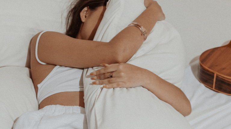 ¿Sabías que dormir abrazando una almohada puede mejorar tu salud? Aprende qué significa y los beneficios que aporta